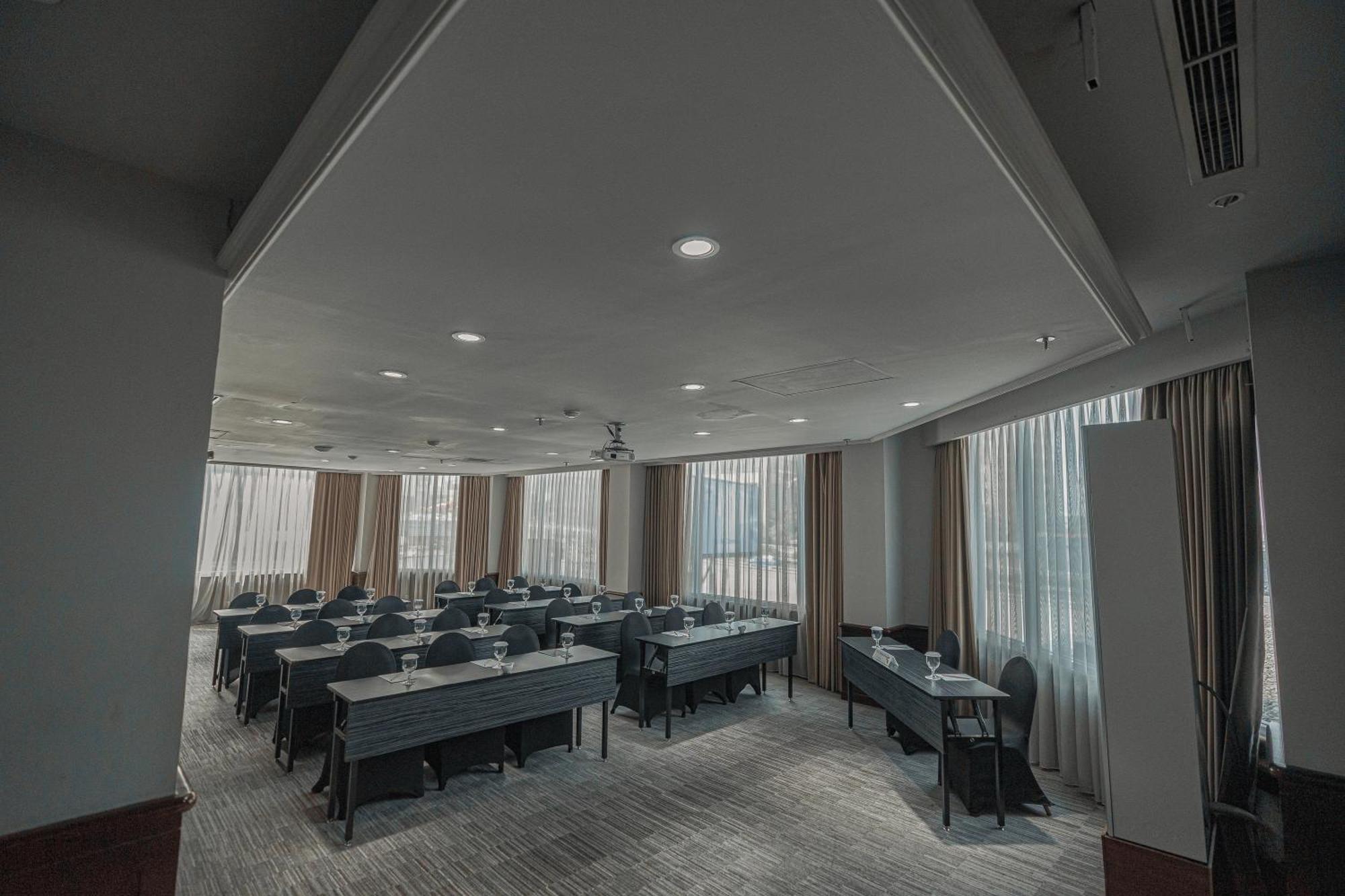 Hotel Kimaya Slipi Jakarta By Harris Exterior foto