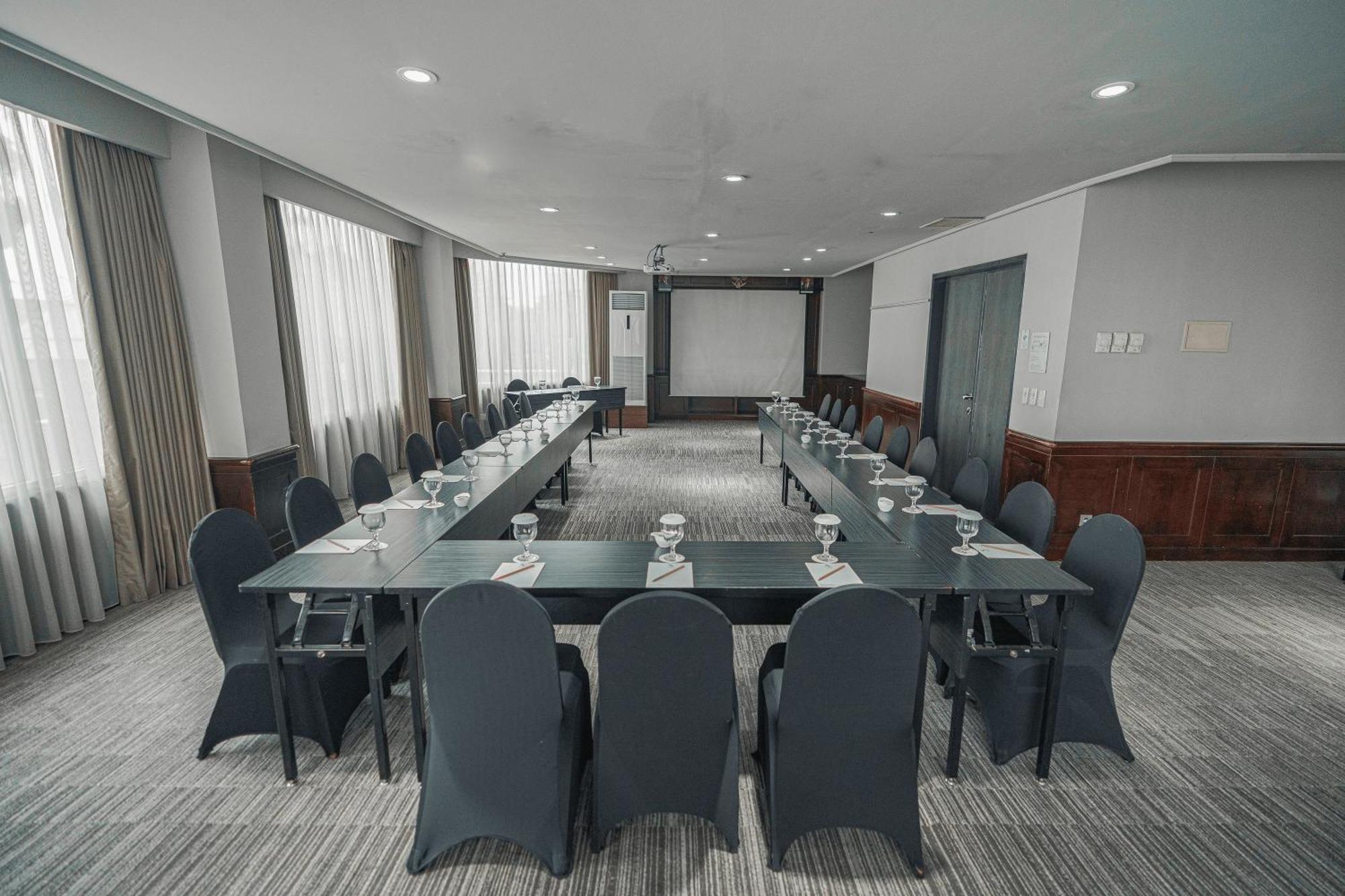 Hotel Kimaya Slipi Jakarta By Harris Exterior foto