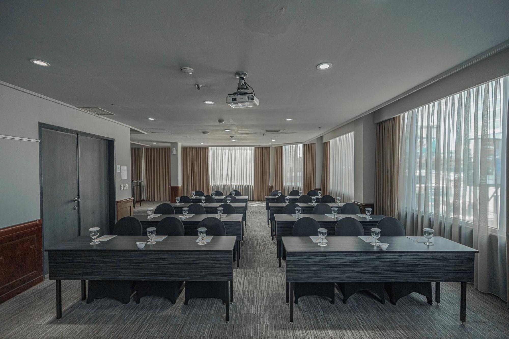 Hotel Kimaya Slipi Jakarta By Harris Exterior foto